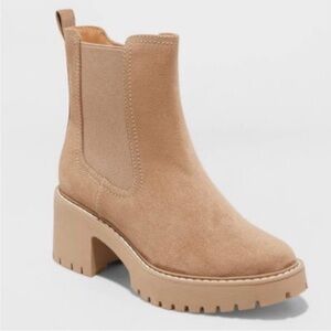 NWT Universal thread Tan Crispin Boots